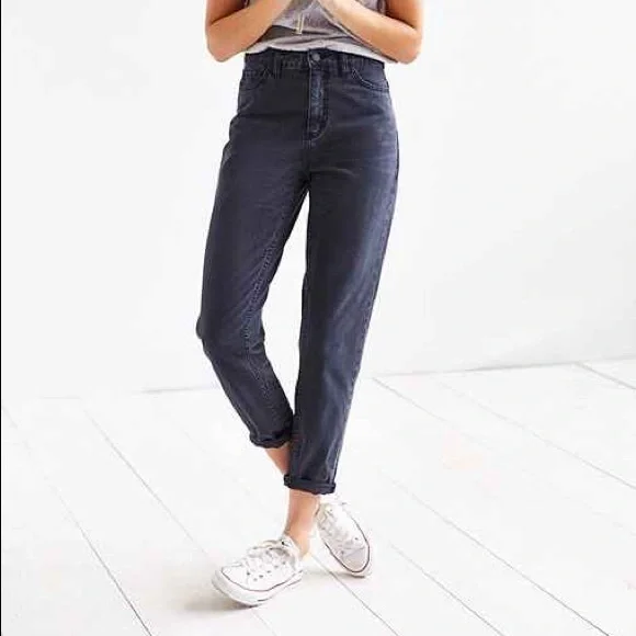 Urban Outfitters Cropped BDG Mom jeans in black with raw hem size 27 - Picture 1 of 6